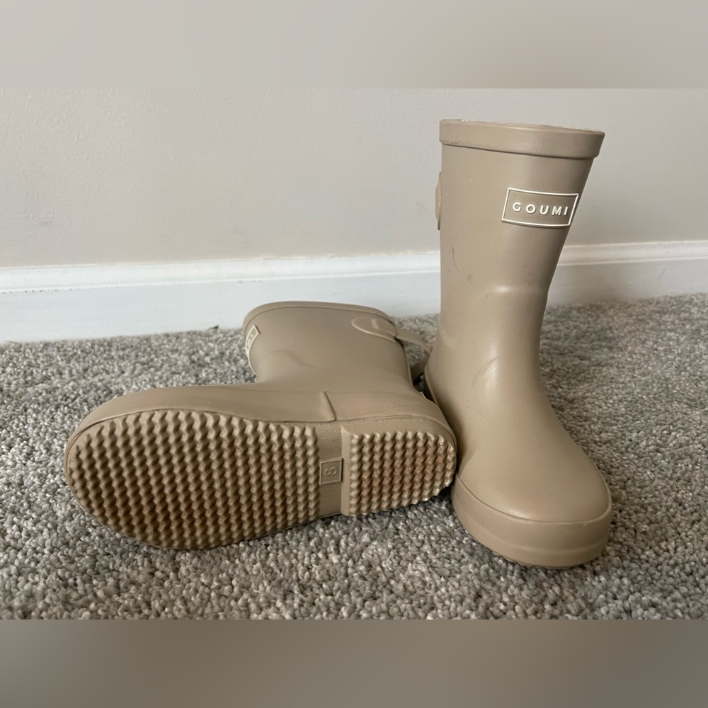 Goumi toddler rain boots. Beige. Size 8